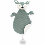 Dit leuke knuffeldoekje Deer Ash Green komt uit de collectie van Jollein en kan de hele dag met jouw baby knuffelen. Het doekje is gebreid aan de voorzijde en heeft een zachte achterkant van fleece materiaal in de kleur crème. Het doekje heeft het hoofdje van een hertje en een lusje waarmee je hem ook aan de speen kan bevestigen. Zo raak de speen minder snel kwijt.
