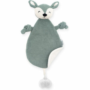Dit leuke knuffeldoekje Deer Ash Green komt uit de collectie van Jollein en kan de hele dag met jouw baby knuffelen. Het doekje is gebreid aan de voorzijde en heeft een zachte achterkant van fleece materiaal in de kleur crème. Het doekje heeft het hoofdje van een hertje en een lusje waarmee je hem ook aan de speen kan bevestigen. Zo raak de speen minder snel kwijt.