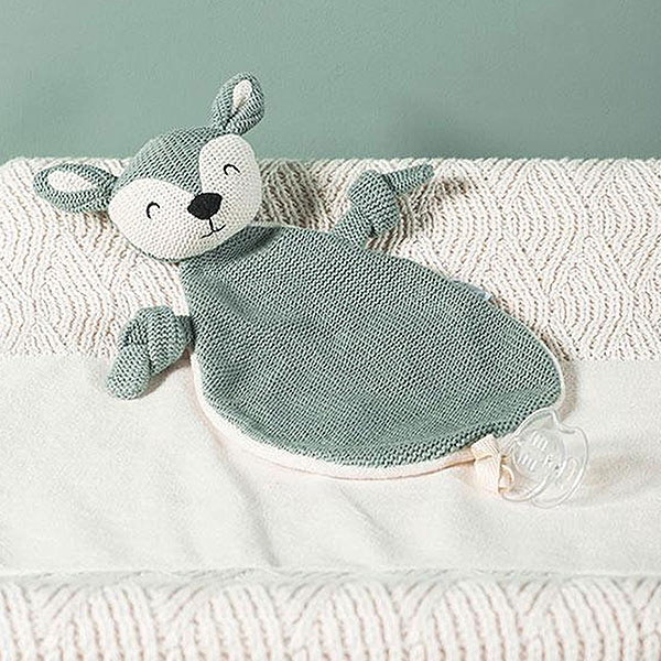 Dit leuke knuffeldoekje Deer Ash Green komt uit de collectie van Jollein en kan de hele dag met jouw baby knuffelen. Het doekje is gebreid aan de voorzijde en heeft een zachte achterkant van fleece materiaal in de kleur crème. Het doekje heeft het hoofdje van een hertje en een lusje waarmee je hem ook aan de speen kan bevestigen. Zo raak de speen minder snel kwijt.