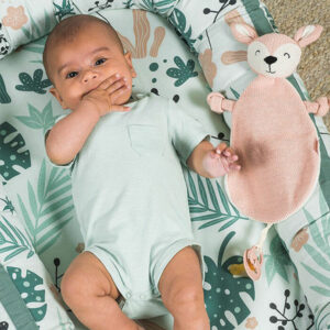 Dit leuke knuffeldoekje Deer Pale Pink komt uit de collectie van Jollein en kan de hele dag met jouw baby knuffelen. Het doekje is roze gebreid aan de voorzijde en heeft een zachte achterkant van fleece materiaal in de kleur crème.  Het doekje heeft het hoofdje van een hertje en een lusje waarmee je hem ook aan de speen kan bevestigen. Zo raak de speen minder snel kwijt.