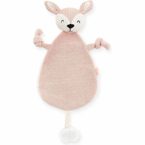Dit leuke knuffeldoekje Deer Pale Pink komt uit de collectie van Jollein en kan de hele dag met jouw baby knuffelen. Het doekje is roze gebreid aan de voorzijde en heeft een zachte achterkant van fleece materiaal in de kleur crème. Het doekje heeft het hoofdje van een hertje en een lusje waarmee je hem ook aan de speen kan bevestigen. Zo raak de speen minder snel kwijt.