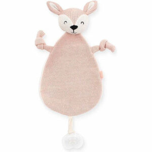 Dit leuke knuffeldoekje Deer Pale Pink komt uit de collectie van Jollein en kan de hele dag met jouw baby knuffelen. Het doekje is roze gebreid aan de voorzijde en heeft een zachte achterkant van fleece materiaal in de kleur crème.  Het doekje heeft het hoofdje van een hertje en een lusje waarmee je hem ook aan de speen kan bevestigen. Zo raak de speen minder snel kwijt.