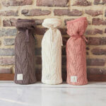 Een mooie kruikenzak met in de kleur gebroken wit komt uit de Spring Knit collectie van Jollein. De kruikenzak maak je eenvoudig open en dicht met de handige koordjes. De hoes is bedoeld voor de ronde, metalen kruik en gemaakt van 100% katoen. Hierdoor voelt hij dus zo lekker zacht aan. Een kruikenzak is een echte must have wanneer je voor je pasgeboren baby of kindje een kruik gebruikt.