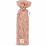 Een mooie kruikenzak met in de kleur roze komt uit de Spring Knit collectie van Jollein. De kruikenzak maak je eenvoudig open en dicht met de handige koordjes. De hoes is bedoeld voor de ronde, metalen kruik en gemaakt van 100% katoen. Hierdoor voelt hij dus zo lekker zacht aan. Een kruikenzak is een echte must have wanneer je voor je pasgeboren baby of kindje een kruik gebruikt.