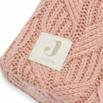 Een mooie kruikenzak met in de kleur roze komt uit de Spring Knit collectie van Jollein. De kruikenzak maak je eenvoudig open en dicht met de handige koordjes. De hoes is bedoeld voor de ronde, metalen kruik en gemaakt van 100% katoen. Hierdoor voelt hij dus zo lekker zacht aan. Een kruikenzak is een echte must have wanneer je voor je pasgeboren baby of kindje een kruik gebruikt.