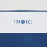 Dit geweldig mooie witte laken van het merk Jollein is gemaakt van 100% katoen. Dit witte lakentje is geschikt voor het wiegje. Het lakentje heeft een leuke opdruk van maantjes passend bij het Moonlight thema. De opdruk is blauw en het laken zelf is wit en heeft een mooie blauwe bies. Hij is gemaakt van 100% katoen en meet 75 x 100 cm. Op de foto's laten wij een combinatie zien met het dekentje.