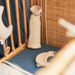 Dit geweldig mooie witte laken van het merk Jollein is gemaakt van 100% katoen. Dit witte lakentje is geschikt voor het wiegje. Het lakentje heeft een leuke opdruk van maantjes passend bij het Moonlight thema. De opdruk is blauw en het laken zelf is wit en heeft een mooie blauwe bies. Hij is gemaakt van 100% katoen en meet 75 x 100 cm. Op de foto's laten wij een combinatie zien met het dekentje.