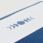 Dit geweldig mooie witte laken van het merk Jollein is gemaakt van 100% katoen. Dit witte lakentje is geschikt voor het wiegje. Het lakentje heeft een leuke opdruk van maantjes passend bij het Moonlight thema. De opdruk is blauw en het laken zelf is wit en heeft een mooie blauwe bies. Hij is gemaakt van 100% katoen en meet 75 x 100 cm. Op de foto's laten wij een combinatie zien met het dekentje.