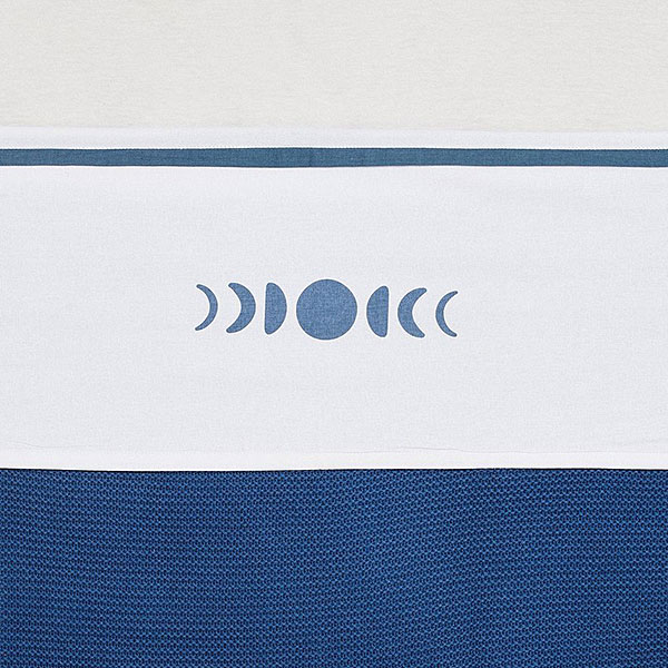 Dit geweldig mooie witte laken van het merk Jollein is gemaakt van 100% katoen. Dit witte lakentje is geschikt voor het wiegje. Het lakentje heeft een leuke opdruk van maantjes passend bij het Moonlight thema. De opdruk is blauw en het laken zelf is wit en heeft een mooie blauwe bies. Hij is gemaakt van 100% katoen en meet 75 x 100 cm. Op de foto's laten wij een combinatie zien met het dekentje.