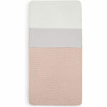 Hier een mooi lichtgrijs lakentje uit de Basics collectie van Jollein. Vanwege de mooie lichte tint is dit lakentje met alle soorten dekentjes te combineren. Het lakentje is gemaakt van 100% katoen en met de afmeting 75 x 100 cm. Op de foto's laten wij een combinatie zien met het dekentje.