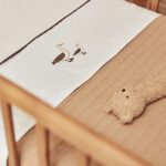 Dit mooie witte lakentje met bruine bies komt uit de collectie Goose van het merk Jollein. Het lakentje heeft een witte ondergrond met daarop de print vaan 2 ganzen. Wat zal jouw kleintje lekker slapen onder dit leuke lakentje. Op de foto's laten wij een combinatie zien met het dekentje.