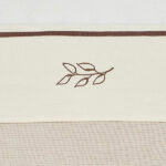 Dit geweldig mooie crèmekleurige lakentje komt uit de collectie Meadow Chestnut van het merk Jollein. Het lakentje heeft een crèmekleurige ondergrond, afgezet met een bruine bies met daarop het romantische bloemetje uit de Meadow collectie. Het lakentje is gemaakt van 100% katoen en met de afmeting 75 x 100 cm. Op de foto's laten wij een combinatie zien met het dekentje.