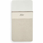 Dit geweldig mooie crèmekleurige lakentje komt uit de collectie Meadow Chestnut van het merk Jollein. Het lakentje heeft een crèmekleurige ondergrond, afgezet met een bruine bies met daarop het romantische bloemetje uit de Meadow collectie. Het lakentje is gemaakt van 100% katoen en met de afmeting 75 x 100 cm. Op de foto's laten wij een combinatie zien met het dekentje.