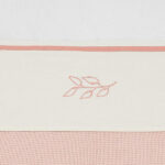 Dit geweldig mooie crèmekleurige lakentje komt uit de collectie Meadow Rosewood van het merk Jollein. Het lakentje heeft een crèmekleurige ondergrond, afgezet met een roze bies met daarop het romantische bloemetje uit de Meadow collectie. Het lakentje is gemaakt van 100% katoen en met de afmeting 120 x 150 cm. Op de foto's laten wij een combinatie zien met het dekentje.