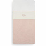 Dit geweldig mooie crèmekleurige lakentje komt uit de collectie Meadow Rosewood van het merk Jollein. Het lakentje heeft een crèmekleurige ondergrond, afgezet met een roze bies met daarop het romantische bloemetje uit de Meadow collectie. Het lakentje is gemaakt van 100% katoen en met de afmeting 120 x 150 cm. Op de foto's laten wij een combinatie zien met het dekentje.