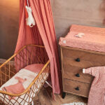 Dit geweldig mooie crèmekleurige lakentje komt uit de collectie Meadow Rosewood van het merk Jollein. Het lakentje heeft een crèmekleurige ondergrond, afgezet met een roze bies met daarop het romantische bloemetje uit de Meadow collectie. Het lakentje is gemaakt van 100% katoen en met de afmeting 120 x 150 cm. Op de foto's laten wij een combinatie zien met het dekentje.