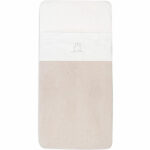 Dit mooie crèmekleurige lakentje komt uit de collectie Nijntje Funghi van het merk Jollein. Het lakentje heeft een crèmekleurige ondergrond met daarop de print een slapend Nijntje. Wat zal jouw kleintje lekker slapen onder dit leuke lakentje. Met een lakentje kun je het bedje van jouw baby veilig, kort en strak opmaken. Als je de bovenzijde omvouwt komt Nijntje in beeld. Het lakentje is gemaakt van 100% katoen en met de afmeting 120 x 150 cm. Op de foto’s laten wij een combinatie zien met het dekentje.