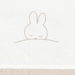 Dit mooie crèmekleurige lakentje komt uit de collectie Nijntje Funghi van het merk Jollein. Het lakentje heeft een crèmekleurige ondergrond met daarop de print een slapend Nijntje. Wat zal jouw kleintje lekker slapen onder dit leuke lakentje. Met een lakentje kun je het bedje van jouw baby veilig, kort en strak opmaken. Als je de bovenzijde omvouwt komt Nijntje in beeld. Het lakentje is gemaakt van 100% katoen en met de afmeting 120 x 150 cm. Op de foto’s laten wij een combinatie zien met het dekentje.