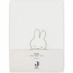 Dit mooie crèmekleurige lakentje komt uit de collectie Nijntje Funghi van het merk Jollein. Het lakentje heeft een crèmekleurige ondergrond met daarop de print een slapend Nijntje. Wat zal jouw kleintje lekker slapen onder dit leuke lakentje. Met een lakentje kun je het bedje van jouw baby veilig, kort en strak opmaken. Als je de bovenzijde omvouwt komt Nijntje in beeld. Het lakentje is gemaakt van 100% katoen en met de afmeting 120 x 150 cm. Op de foto’s laten wij een combinatie zien met het dekentje.