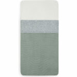 Dit mooie wit/groene lakentje komt uit de collectie Snake Ash Green van het merk Jollein. Het lakentje heeft heeft een overall witte print van de slangenhuid op een groen achtergrond. Het lakentje is gemaakt van 100% katoen en met de afmeting 120 x 150 cm. Op de foto's laten wij een combinatie zien met het dekentje.