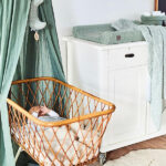 Dit mooie wit/groene lakentje komt uit de collectie Snake Ash Green van het merk Jollein. Het lakentje heeft heeft een overall witte print van de slangenhuid op een groen achtergrond. Het lakentje is gemaakt van 100% katoen en met de afmeting 120 x 150 cm. Op de foto's laten wij een combinatie zien met het dekentje.