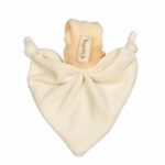 Little Zmooz Peach Orange knuffeldoekje is een heerlijk knuffelvriendje dat speciaal is ontwikkeld voor kleintjes. Het doekje is gemaakt in de kleur crème en het mutsje is in de kleur zacht oranje. Het mutjes heeft 2 puntjes die beide voorzien zijn van een knoopje. Ook de bovenkant van het doekje heeft aan weerszijde een knoopje. Het doekje is speciaal geschikt vanaf de geboorte tot en met 9 maanden oud. Het biedt jouw kleintje optimale comfort en ontspanning.