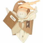 Little Zmooz Peach Orange knuffeldoekje is een heerlijk knuffelvriendje dat speciaal is ontwikkeld voor kleintjes. Het doekje is gemaakt in de kleur crème en het mutsje is in de kleur zacht oranje. Het mutjes heeft 2 puntjes die beide voorzien zijn van een knoopje. Ook de bovenkant van het doekje heeft aan weerszijde een knoopje. Het doekje is speciaal geschikt vanaf de geboorte tot en met 9 maanden oud. Het biedt jouw kleintje optimale comfort en ontspanning.