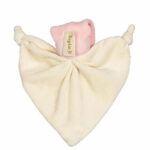 Little Zmooz Salmon Pink knuffeldoekje is een heerlijk knuffelvriendje dat speciaal is ontwikkeld voor kleintjes. Het doekje is gemaakt in de kleur crème en het mutsje is in de kleur zacht rozee. Het mutjes heeft 2 puntjes die beide voorzien zijn van een knoopje. Ook de bovenkant van het doekje heeft aan weerszijde een knoopje. Het doekje is speciaal geschikt vanaf de geboorte tot en met 9 maanden oud. Het biedt jouw kleintje optimale comfort en ontspanning. Door het formaat kan het vastgepakt worden door kleine handjes.