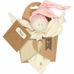 Little Zmooz Salmon Pink knuffeldoekje is een heerlijk knuffelvriendje dat speciaal is ontwikkeld voor kleintjes. Het doekje is gemaakt in de kleur crème en het mutsje is in de kleur zacht rozee. Het mutjes heeft 2 puntjes die beide voorzien zijn van een knoopje. Ook de bovenkant van het doekje heeft aan weerszijde een knoopje. Het doekje is speciaal geschikt vanaf de geboorte tot en met 9 maanden oud. Het biedt jouw kleintje optimale comfort en ontspanning. Door het formaat kan het vastgepakt worden door kleine handjes.