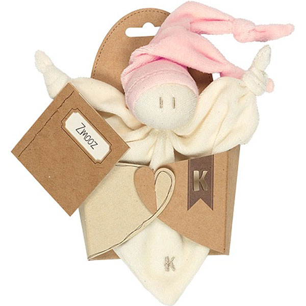 Little Zmooz Salmon Pink knuffeldoekje is een heerlijk knuffelvriendje dat speciaal is ontwikkeld voor kleintjes. Het doekje is gemaakt in de kleur crème en het mutsje is in de kleur zacht rozee. Het mutjes heeft 2 puntjes die beide voorzien zijn van een knoopje. Ook de bovenkant van het doekje heeft aan weerszijde een knoopje. Het doekje is speciaal geschikt vanaf de geboorte tot en met 9 maanden oud. Het biedt jouw kleintje optimale comfort en ontspanning. Door het formaat kan het vastgepakt worden door kleine handjes.