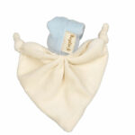 Little Zmooz Sky Blue knuffeldoekje is een heerlijk knuffelvriendje dat speciaal is ontwikkeld voor kleintjes. Vanaf de geboorte tot en met 9 maanden oud. Het biedt jouw kleintje optimale comfort en ontspanning. Door het formaat kan het vastgepakt worden door kleine handjes.