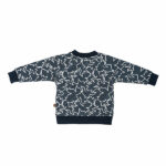 Deze unieke sweater met bliksemprint komt uit de collectie van Mijs X Merlijn.  Deze stijlvolle sweater heeft een eigentijdse print van de bliksem in de kleur wit op een blauwe ondergrond. De sweater is gemaakt van 100% katoen en voelt heerlijk zacht aan. De boorden zijn elastisch en het heeft een handige diagonale drukker sluiting op de schouder zodat hij makkelijker aangetrokken kan worden.