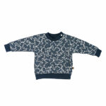 Deze unieke sweater met bliksemprint komt uit de collectie van Mijs X Merlijn.  Deze stijlvolle sweater heeft een eigentijdse print van de bliksem in de kleur wit op een blauwe ondergrond. De sweater is gemaakt van 100% katoen en voelt heerlijk zacht aan. De boorden zijn elastisch en het heeft een handige diagonale drukker sluiting op de schouder zodat hij makkelijker aangetrokken kan worden.