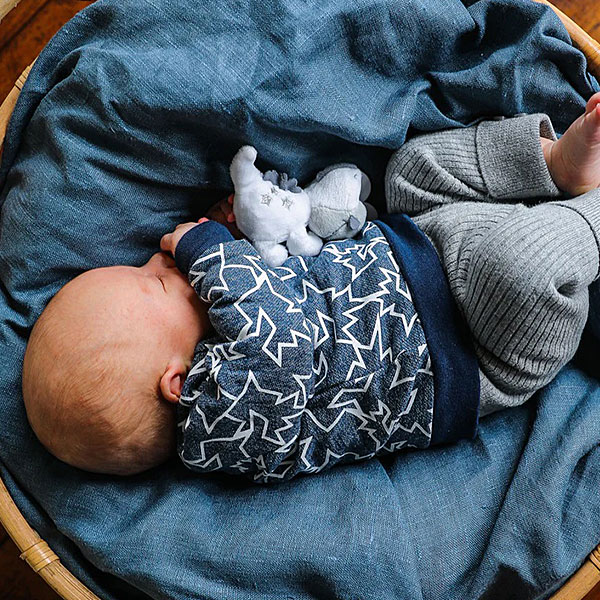 Deze unieke sweater met bliksemprint komt uit de collectie van Mijs X Merlijn. Deze stijlvolle sweater heeft een eigentijdse print van de bliksem in de kleur wit op een blauwe ondergrond. De sweater is gemaakt van 100% katoen en voelt heerlijk zacht aan. De boorden zijn elastisch en het heeft een handige diagonale drukker sluiting op de schouder zodat hij makkelijker aangetrokken kan worden.