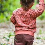 Deze unieke sweater met bliksemprint komt uit de collectie van Mijs X Merlijn.  Deze stijlvolle sweater heeft een eigentijdse print van de bliksem in de kleur grijs op een oudroze ondergrond. De sweater is gemaakt van 100% katoen en voelt heerlijk zacht aan. De boorden zijn elastisch en het heeft een handige diagonale drukker sluiting op de schouder zodat hij makkelijker aangetrokken kan worden. 