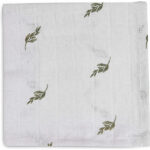 Dit leuke design Stripes & Olive komt uit de collectie van Jollein. Deze set bestaat uit 2 monddoekjes gemaakt van GOTS hydrofiel katoen. Het witte monddoekje heeft een bladerenprint en het groen monddoekje heeft een strepenprint. Maak met deze hydrofiele must haves jouw uitzetlijst compleet met deze fijne monddoekjes.