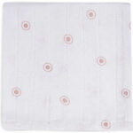 Leuke monddoekjes uit de collectie Paisley & Halo van Jollein. Deze set bestaat uit 2 monddoekjes gemaakt van GOTS hydrofiel katoen. Het witte doekje heeft een soort stippenprint en het roze doekje heeft bladrenprint. Hydrofiele monddoekjes onderscheiden zich van andere monddoekjes omdat ze goed zijn in het vasthouden van vocht en ook zacht blijven wanneer ze vochtig zijn.