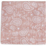 Leuke monddoekjes uit de collectie Paisley & Halo van Jollein. Deze set bestaat uit 2 monddoekjes gemaakt van GOTS hydrofiel katoen. Het witte doekje heeft een soort stippenprint en het roze doekje heeft bladrenprint. Hydrofiele monddoekjes onderscheiden zich van andere monddoekjes omdat ze goed zijn in het vasthouden van vocht en ook zacht blijven wanneer ze vochtig zijn.