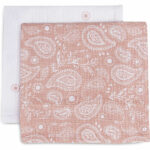 Leuke monddoekjes uit de collectie Paisley & Halo van Jollein. Deze set bestaat uit 2 monddoekjes gemaakt van GOTS hydrofiel katoen. Het witte doekje heeft een soort stippenprint en het roze doekje heeft bladrenprint. Hydrofiele monddoekjes onderscheiden zich van andere monddoekjes omdat ze goed zijn in het vasthouden van vocht en ook zacht blijven wanneer ze vochtig zijn.