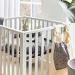 Deze heerlijke multidoeken Spot Storm Grey komen uit de collectie van Jollein. De doeken zijn grijs met een donkergrijze stippenprint. De hydrofiele doeken hebben een afmeting van 115 x 115 cm. Hydrofiele doeken zijn te gebruiken als spuugdoek, handdoekje, in het wiegje, als onderlegger bij het verschonen, noem maar op! Maar je kan ze er ook mee inbakeren of inwikkelen na het badje. Hier kan je er niet genoeg van hebben.