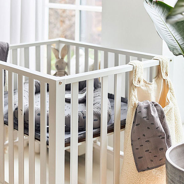 Deze heerlijke multidoeken Spot Storm Grey komen uit de collectie van Jollein. De doeken zijn grijs met een donkergrijze stippenprint. De hydrofiele doeken hebben een afmeting van 115 x 115 cm. Hydrofiele doeken zijn te gebruiken als spuugdoek, handdoekje, in het wiegje, als onderlegger bij het verschonen, noem maar op! Maar je kan ze er ook mee inbakeren of inwikkelen na het badje. Hier kan je er niet genoeg van hebben.
