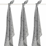 Deze heerlijke multidoeken Spot Storm Grey komen uit de collectie van Jollein. De doeken zijn grijs met een donkergrijze stippenprint. De hydrofiele doeken hebben een afmeting van 70 x 70 cm.  Hydrofiele doeken zijn te gebruiken als spuugdoek, handdoekje, in het wiegje, als onderlegger bij het verschonen, noem maar op! Maar je kan ze er ook mee inbakeren of inwikkelen na het badje. Hier kan je er niet genoeg van hebben.