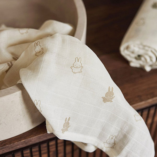 Deze heerlijke multidoeken Nijntje Nougat komen uit de collectie van Jollein. De doeken zijn crèmekleurig met een Nijntjesprint in de kleur beige. De hydrofiele doeken hebben een afmeting van 70 x 70 cm. Hydrofiele doeken zijn te gebruiken als spuugdoek, handdoekje, in het wiegje, als onderlegger bij het verschonen, noem maar op! Maar je kan ze er ook mee inbakeren of inwikkelen na het badje. Hier kan je er niet genoeg van hebben.
