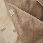 Deze heerlijke multidoeken Nijntje Nougat komen uit de collectie van Jollein. De doeken zijn crèmekleurig met een Nijntjesprint in de kleur beige. De hydrofiele doeken hebben een afmeting van 70 x 70 cm. Hydrofiele doeken zijn te gebruiken als spuugdoek, handdoekje, in het wiegje, als onderlegger bij het verschonen, noem maar op! Maar je kan ze er ook mee inbakeren of inwikkelen na het badje. Hier kan je er niet genoeg van hebben.