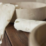 Deze heerlijke multidoeken Nijntje Olive Green komen uit de collectie van Jollein. De doeken zijn crèmekleurig met een een Nijntjesprint in de kleur olijfgroen. De hydrofiele doeken hebben een afmeting van 70 x 70 cm. Hydrofiele doeken zijn te gebruiken als spuugdoek, handdoekje, in het wiegje, als onderlegger bij het verschonen, noem maar op! Maar je kan ze er ook mee inbakeren of inwikkelen na het badje. Hier kan je er niet genoeg van hebben.