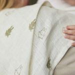 Deze heerlijke multidoeken Nijntje Olive Green komen uit de collectie van Jollein. De doeken zijn crèmekleurig met een een Nijntjesprint in de kleur olijfgroen. De hydrofiele doeken hebben een afmeting van 70 x 70 cm. Hydrofiele doeken zijn te gebruiken als spuugdoek, handdoekje, in het wiegje, als onderlegger bij het verschonen, noem maar op! Maar je kan ze er ook mee inbakeren of inwikkelen na het badje. Hier kan je er niet genoeg van hebben.