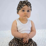 Dit leuke babymuts Lilly Leopard komt uit de collectie van May Mays. Het mutsje heeft een leuke luipaardenprint is verfraaid met een prachtig luxe strikje, waardoor het een onweerstaanbaar schattige keuze is voor jouw kleine meid. De weelderig zachte katoenen stof van dit mutsje zorgt voor ultiem comfort op haar tere hoofdje. 