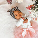 Dit leuke babymuts Lilly Leopard komt uit de collectie van May Mays. Het mutsje heeft een leuke luipaardenprint is verfraaid met een prachtig luxe strikje, waardoor het een onweerstaanbaar schattige keuze is voor jouw kleine meid. De weelderig zachte katoenen stof van dit mutsje zorgt voor ultiem comfort op haar tere hoofdje. 