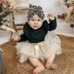 Dit leuke babymuts Lilly Leopard komt uit de collectie van May Mays. Het mutsje heeft een leuke luipaardenprint is verfraaid met een prachtig luxe strikje, waardoor het een onweerstaanbaar schattige keuze is voor jouw kleine meid. De weelderig zachte katoenen stof van dit mutsje zorgt voor ultiem comfort op haar tere hoofdje. 