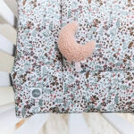 Het roze rammelaartje Moon in de kleur Pale Pink komt uit de collectie van Jollein en is gemaakt van teddy stof. Deze zachte rammelaar is handig oefenmateriaal voor grijpen en vasthouden. Het is niet erg als je kindje het na het grijpen ook weer laat vallen. De zachte rammelaar zal jouw baby niet bezeren.